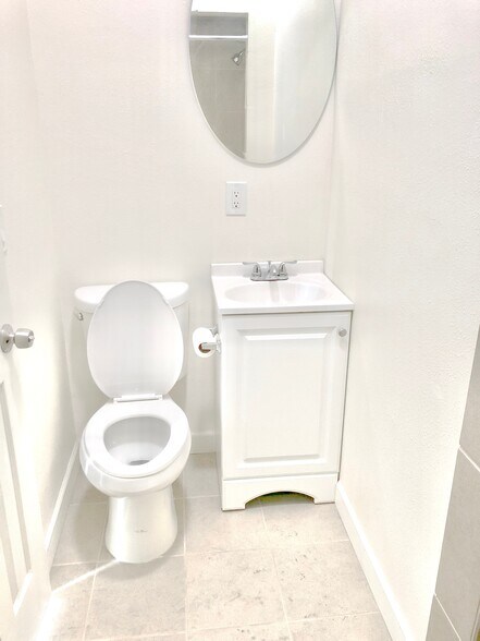 Building Photo - 158 E 35th St