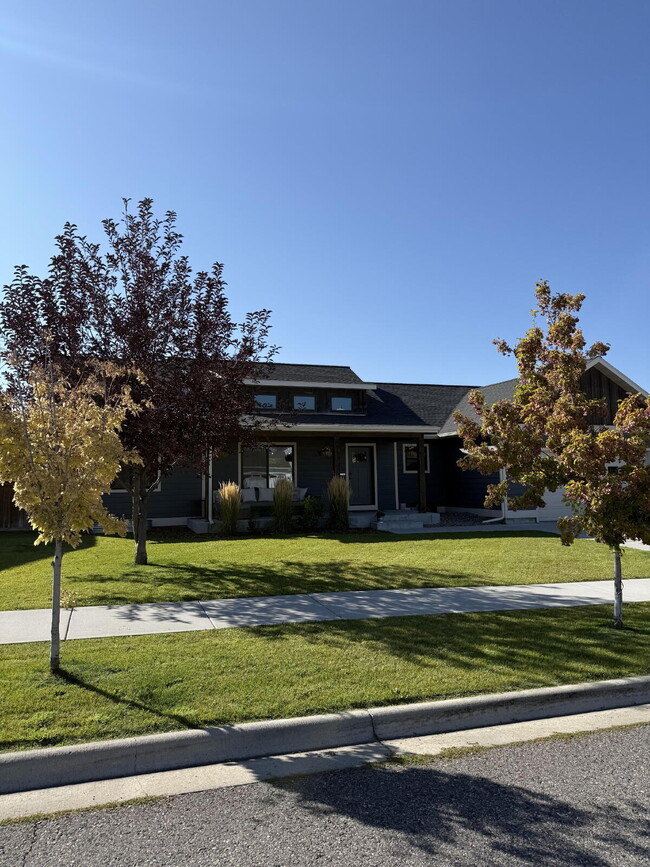Building Photo - Stunning Single Level Home with Sprawling Fenced Yard