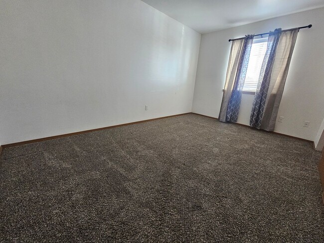 Building Photo - Great deal on this SPACIOUS 2bdr PET FRIEN...