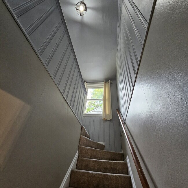 Building Photo - 3 Bedroom Bungalow w/ Hardwood Floors Clos...