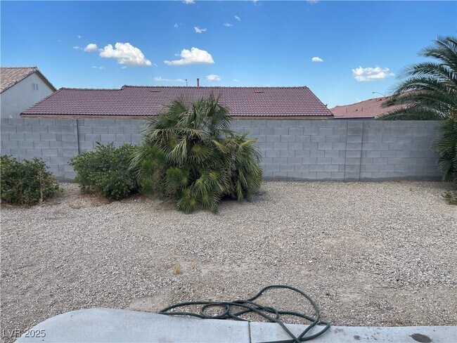 Building Photo - 5832 Vista Luna St