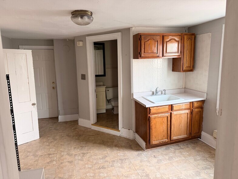 Kitchen - 1608 N Franklin Pl.