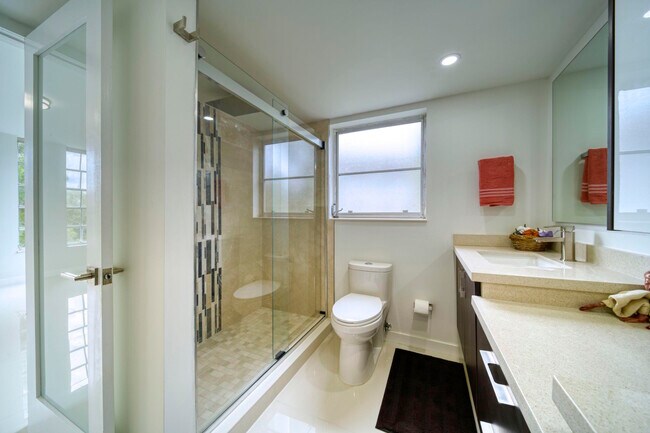 Building Photo - 535 Oaks Dr