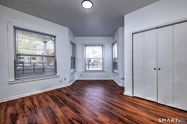 Building Photo - 483 Ferry St
