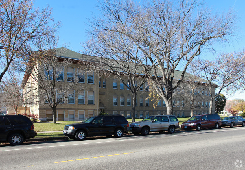 Simmons Manor Apartments - Simmons Manor