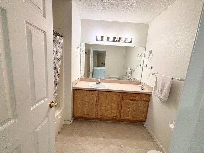 Building Photo - Cute 4 Bedroom Gresham Home!