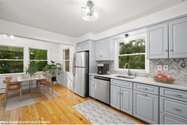 Building Photo - 412 Main St