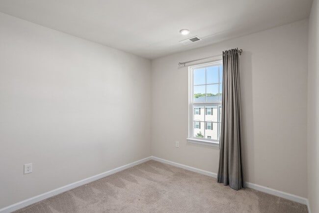 Building Photo - 915 Romeria Dr