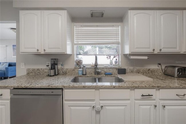 Building Photo - 2523 Lake Ellen Cir