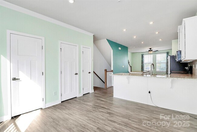 Building Photo - 228 Parkwood Ave