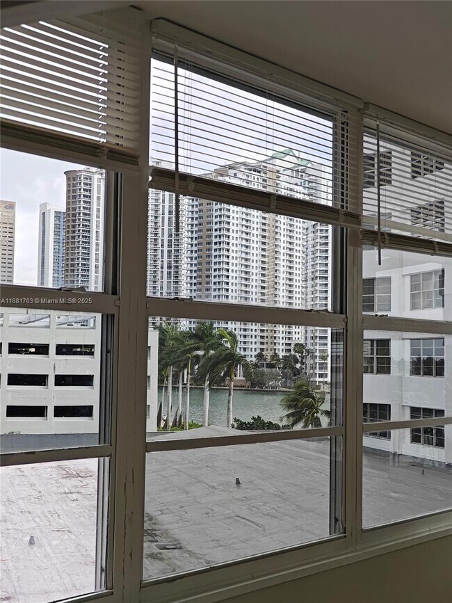 Building Photo - 825 Brickell Bay Dr