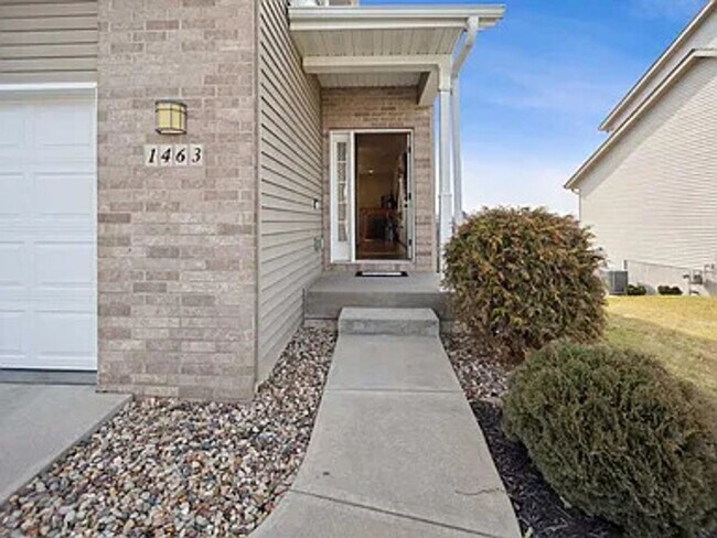 Building Photo - Coralville 4 Bedroom 4 Bath 3 Level Town H...