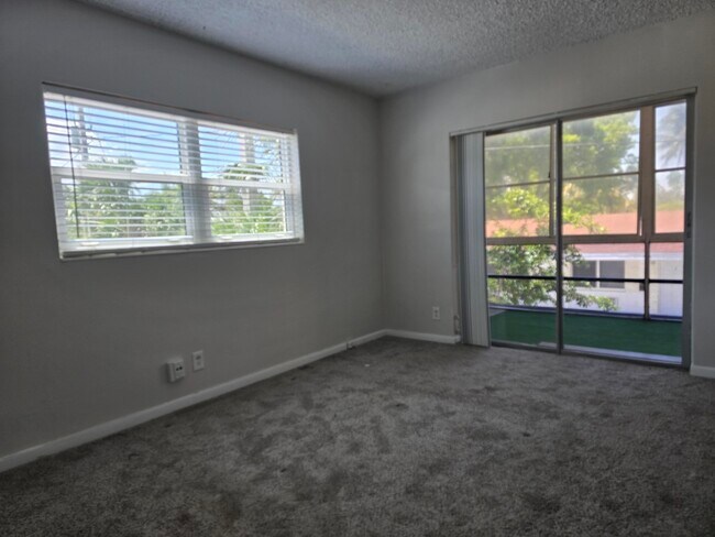Building Photo - 3915 S Flagler Dr