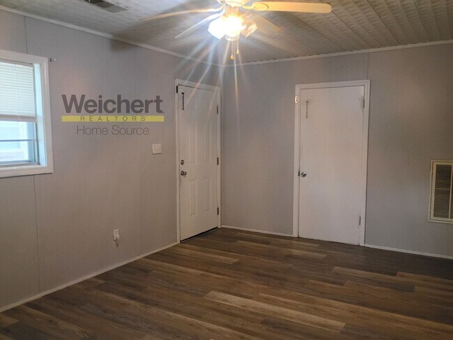 Building Photo - 3BR Home w/ Garage & Fenced Yard