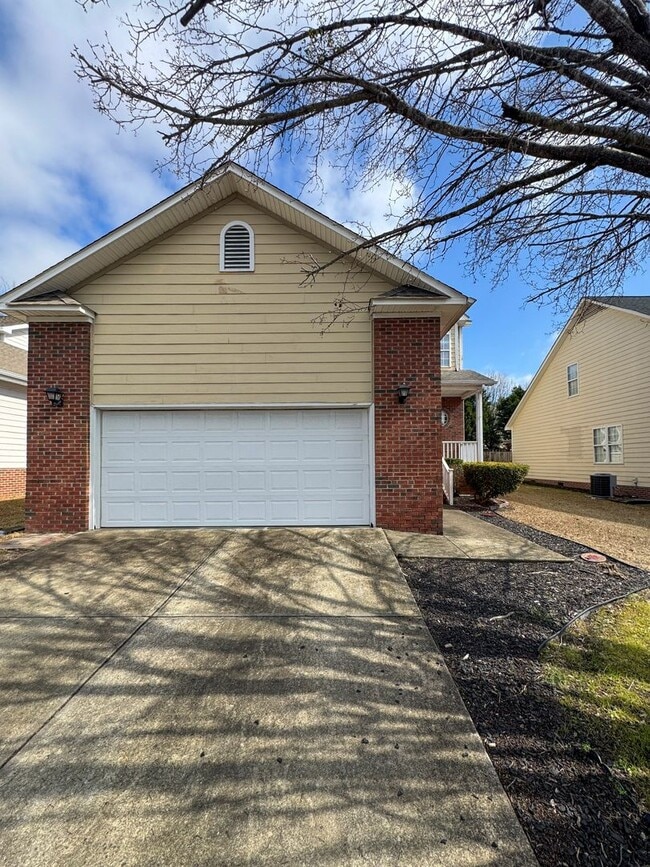 Building Photo - Charming 3 Bed 2.5 Bath Home in Gated Community