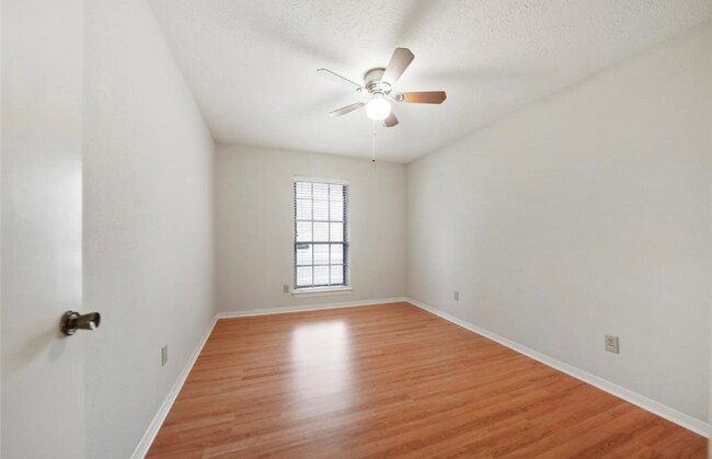 Building Photo - 1219 Lynn Ln
