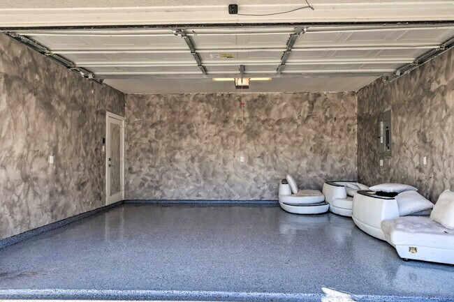 Building Photo - 2107 Stuart St