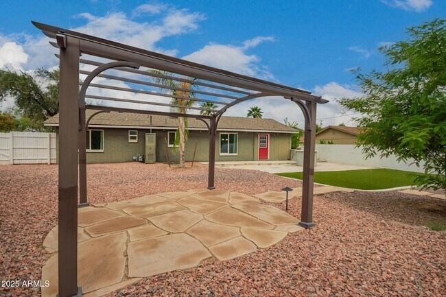Building Photo - 501 E El Camino Dr