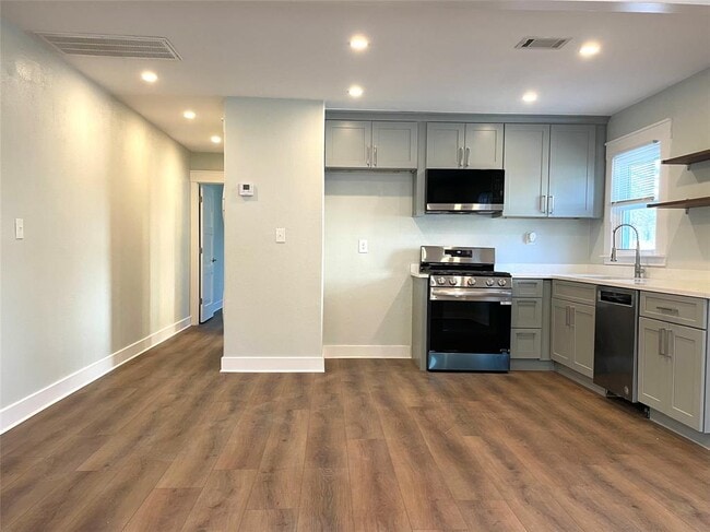 Building Photo - 807 E Riverside Dr