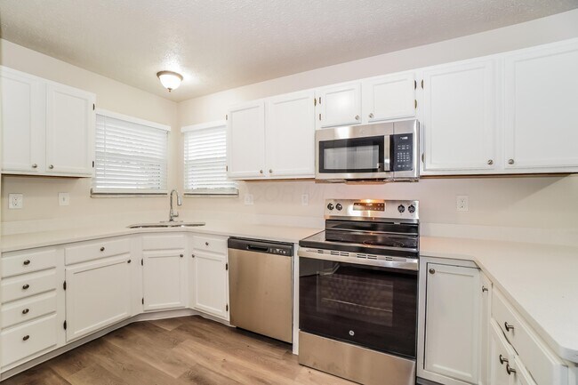 Building Photo - 6582 Cloverlawn Cir