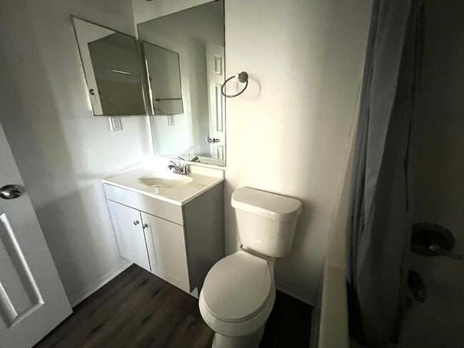 Building Photo - 677 W 5th Ave