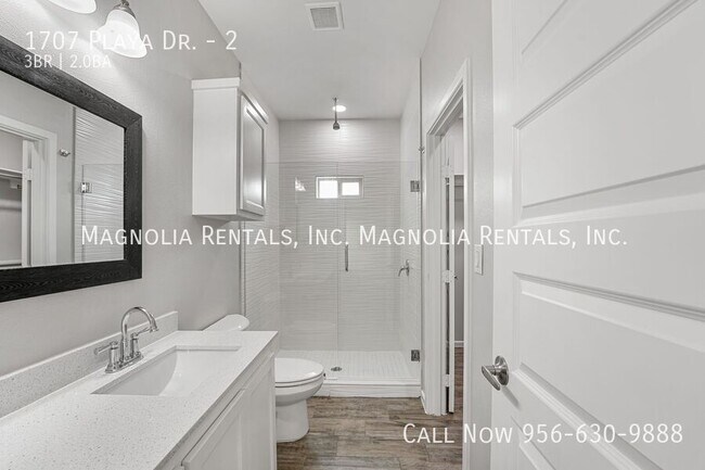 Building Photo - 1707 Playa Dr