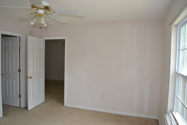 Building Photo - Apartment For Rent