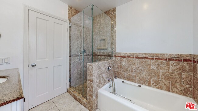 Building Photo - 1107 S Bundy Dr