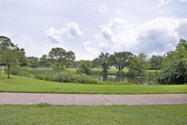 Building Photo - 502 Birdsong Dr