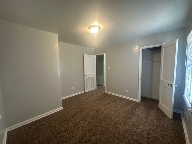 Building Photo - 2 Bed, 1 Bath, 1 Car Garage