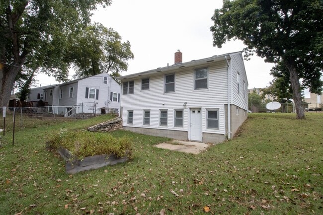 Building Photo - 4 Bed 2 Bath House on East Campus