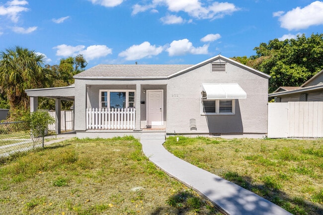 Building Photo - 933 30th Ct