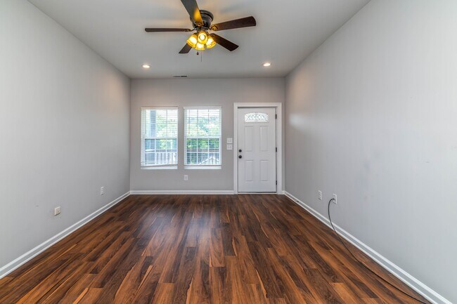 Building Photo - 619 Midlake Dr NE