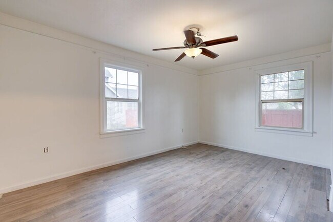 Building Photo - 1137 SE Uglow Ave