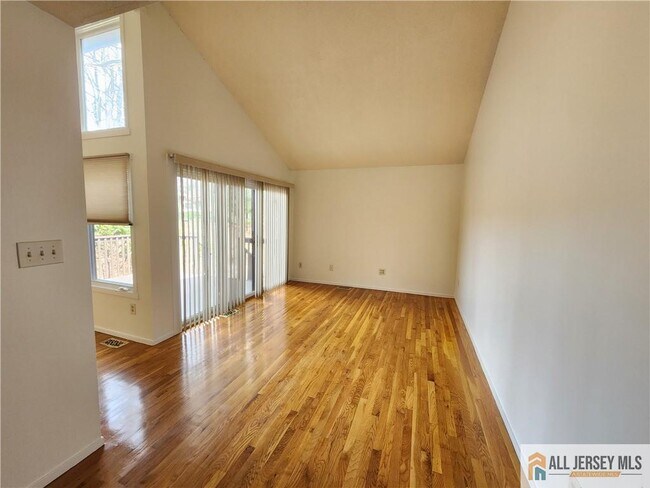 Building Photo - 254 Sayre Dr