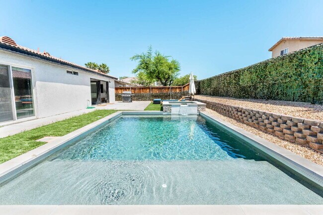 Building Photo - Coachella 4 Bedrooms Stunner