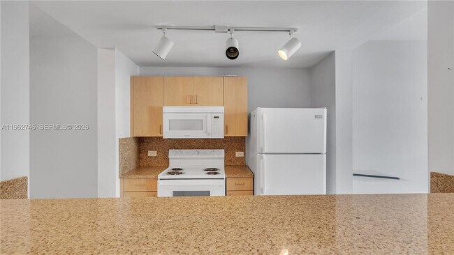 Building Photo - 533 NE 3rd Ave