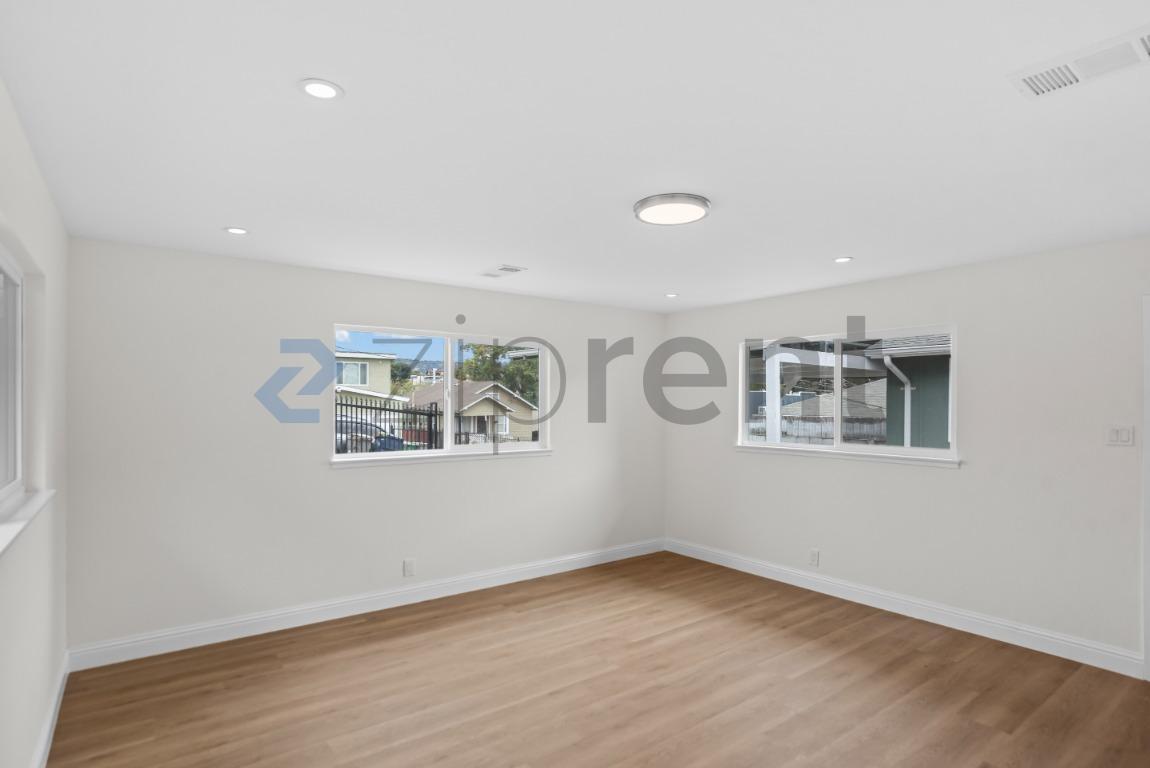 Building Photo - Unit