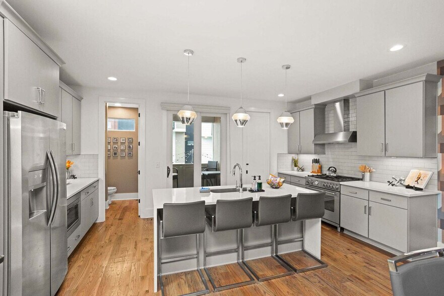 Building Photo - 770 E Argyle Ave