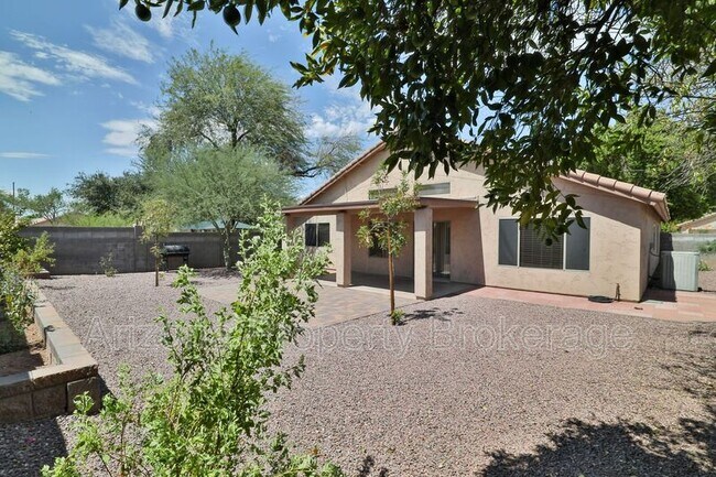 Building Photo - 451 E Appaloosa Rd