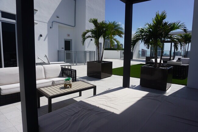 Building Photo - 1010 SW 2nd Ave