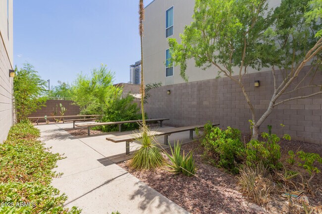 Building Photo - 727 E Portland St