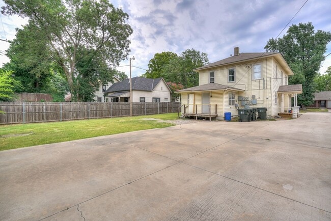 Building Photo - Renovated 3-Bed Gem Minutes from OU & Camp...