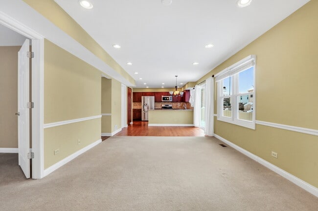 Building Photo - 1000 Cumberland Ln