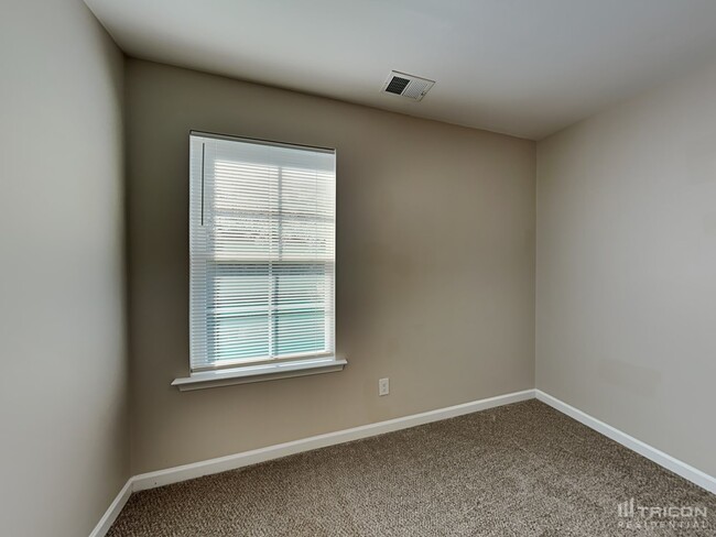 Building Photo - 469 Eastfair Dr