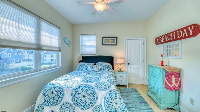 Building Photo - 909 N Cambridge Ave