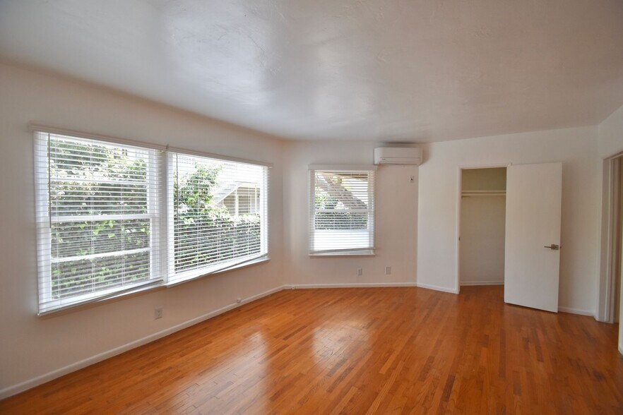 Building Photo - 14830 Dickens St