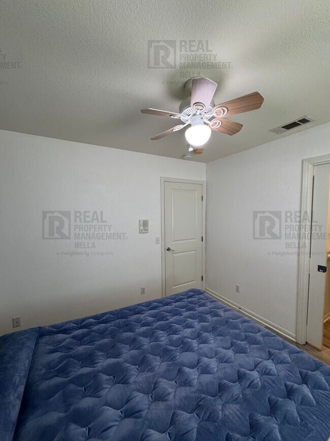 Building Photo - $750 MOVE-IN SPECIAL DISCOUNT AVAILABLE! Luxury Living Awaits: Stunning 4-Bedroom Cul-de-Sac Retr...