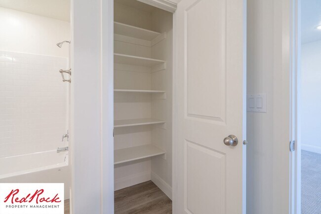 Building Photo - Stunning Spacious 3 Bedroom Unit