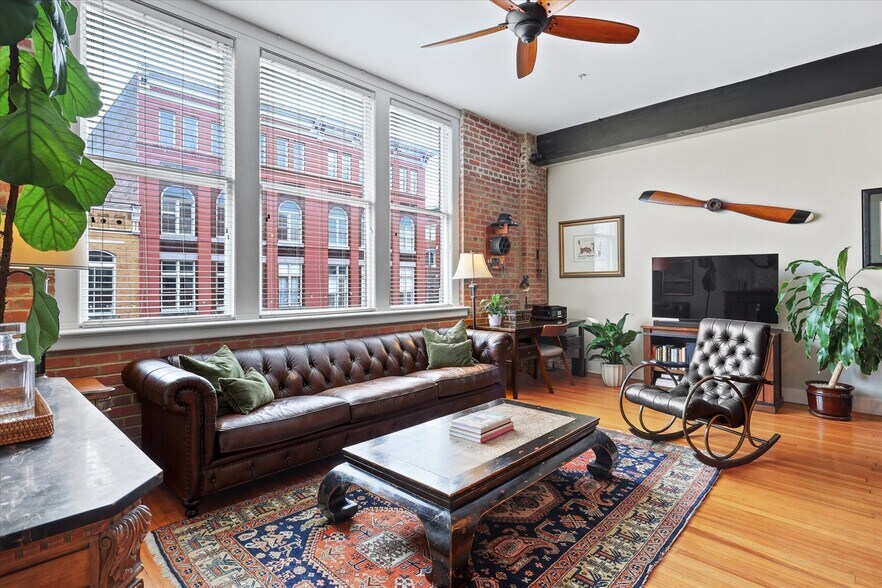 Building Photo - 122 W Broughton St